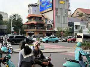 KIM NGÂN。PHƯỚC THÀNH。TÀI XẾ CÔNG NGHỆ。AN TOÀN LAO ĐỘNG LÀ TRÊN HẾT。XANH SM。XANH SM TAXI。XANH SM Xin chào。50F-055.72。51H-924.27。51K-084.01。（日本語訳）。キム・ガン。フック・タイン。テクノロジードライバー。労働安全第一。XANH SM。XANH SM タクシー。XANH SM こんにちは。50F-055.72。51H-924.27。51K-084.01