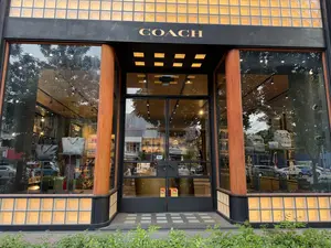 Cửa hàng COACH trên đường Đồng Khởi, Quận 1 (ドンコイ通りのCOACH店舗 / ホーチミン市1区)