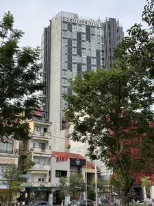 LIBERTY CENTRAL。NAMO。Minh Hương。Saigon Eco Craft。L'USINE。DEBONE。JAZZ。SHOP FOR LEASE。280 F。（日本語訳）。リバティ・セントラル。ナモ。ミン・フオン。サイゴン・エコ・クラフト。ルージン。デボーン。ジャズ。貸店舗。280 F