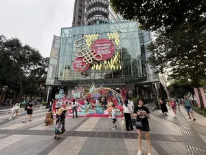 SAIGONCENTRE Chúc Mừng Năm Mới 2025。（日本語訳）。サイゴンセンター 2025年 明けましておめでとうございます