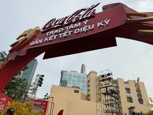 TRAO TÂM Ý GẮN KẾT TẾT DIỆU KỲ an năm mới hư đòn bánh tét i và bền。（日本語訳）。心を込めて贈り、素晴らしいテトを繋ぐ 平安な新年 壊れたバインテット iと丈夫な