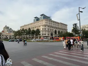 HỒ CHÍ MINH CITY TOUR。HOP ON-HOP OFF.VN。（日本語訳）。ホーチミンシティツアー。ホップオンホップオフ.VN