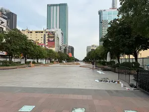 Phố đi bộ Nguyễn Huệ và Tòa nhà Ủy ban Nhân dân Thành phố Hồ Chí Minh（グエンフエ通り遊歩道とホーチミン市人民委員会庁舎）