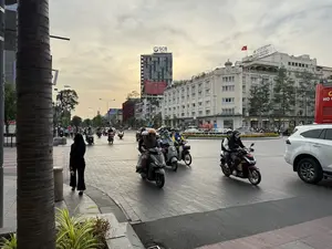 Khách sạn Caravelle Saigon / Tòa nhà SCB (Đường Đồng Khởi)（カラヴェル・サイゴン・ホテル / SCBビル / ドンコイ通り）