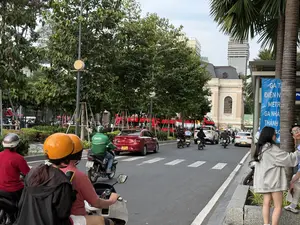 Nhà hát Thành phố (ホーチミン市市民劇場) / Ga Nhà hát Thành phố (市民劇場駅)