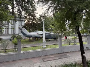 Trên máy bay chiến đấu có số 271. Trên trực thăng có số 541 và huy hiệu ghi chữ KHÔNG QUÂN. Trên thân cây có số 11.。（日本語訳）。戦闘機には271という数字がある。ヘリコプターには541という数字と「KHÔNG QUÂN」という文字が書かれた徽章がある。木の幹には11という数字がある。