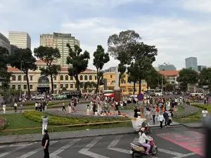 Nhà thờ Đức Bà Sài Gòn và Công trường Công xã Paris（サイゴン大教会とコンサー・パリ広場）