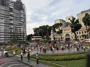 Nhà thờ Đức Bà Sài Gòn và Công trường Công xã Paris（サイゴン大教会とコンサー・パリ広場）