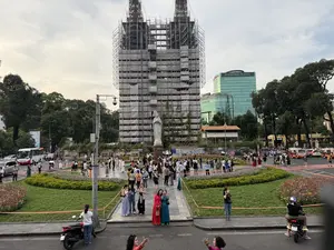 Nhà thờ Đức Bà Sài Gòn và Công trường Công xã Paris（サイゴン大教会とコンサー・パリ広場）