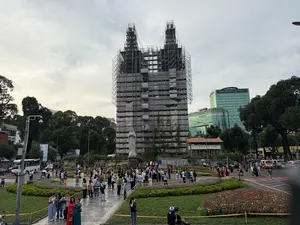 Nhà thờ Đức Bà Sài Gòn và Công trường Công xã Paris（サイゴン大教会とコンサー・パリ広場）