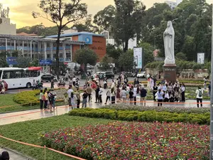 Nhà thờ Đức Bà Sài Gòn và Công trường Công xã Paris（サイゴン大教会とコンサー・パリ広場）