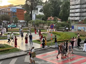 Nhà thờ Đức Bà Sài Gòn và Công trường Công xã Paris（サイゴン大教会とコンサー・パリ広場）