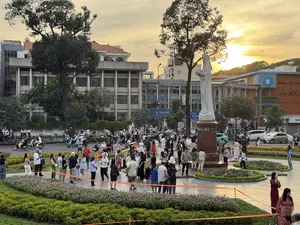 Nhà thờ Đức Bà Sài Gòn và Công trường Công xã Paris（サイゴン大教会とコンサー・パリ広場）