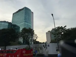 Saigon。City Sightseeing Saigon。BIDV。TRUNG NGUYÊN。G7 CÀ PHÊ THỨ THIỆT。TUYỆT PHẨM CÀ PHÊ。（日本語訳）。サイゴン。シティサイトシーイング・サイゴン。BIDV。チュングエン。G7 本物のコーヒー。絶品コーヒー