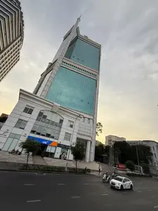 37 TÔN ĐỨC THẮNG。VIB。TOUS les JOURS。PRUDENTIAL。（日本語訳）。トン・ドゥック・タン通り37番地。VIB。トゥレジュール。プルデンシャル