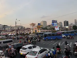 Chợ Bến Thành Chúc Mừng Năm Mới 2025 Bệnh viện Thẩm mỹ Á-Âu HALO HOTEL VIETOURIST Vikki Kem Nghĩa A&BM HOTEL Đánh thức bản lĩnh Lành Sang Khoái SaigonBus VINASUNTAXI (028) 38.27 27 27 VOH 95.4 MHz。（日本語訳）。ベンタイン市場 2025年新年おめでとうございます Á-Âu美容病院 HALO HOTEL VIETOURIST Vikki Kem Nghĩa A&BM HOTEL 本領を呼び覚ます 健康的 上品 爽快 SaigonBus VINASUNTAXI (028) 38.27 27 27 VOH 95.4 MHz