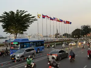 Cờ các nước ASEAN tại Công viên Bến Bạch Đằng (バクダン埠頭公園に掲げられたASEAN諸国の国旗)