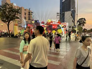 KIM DO ROYAL HOTEL SAIGON HDBank THÀNH PHỐ HỒ CHÍ MINH ĐẨY MẠNH PHONG TRÀO THI ĐUA YÊU NƯỚC, QUYẾT TÂM THỰC HIỆN THẮNG LỢI NHIỆM VỤ PHÁT TRIỂN KINH TẾ VĂN HÓA XÃ HỘI NĂM Grab Tết VietinBank TRAO TÂM Ý GẮN KẾT TẾT DIỆU KỲ FUSION。（日本語訳）。キムドーロイヤルホテルサイゴン HDBank ホーチミン市は愛国競争運動を推進し、今年の経済・文化・社会発展の任務を成功裏に実行することを決意する Grab テト VietinBank 心を込めて贈り、素晴らしいテトの絆を結ぶ FUSION