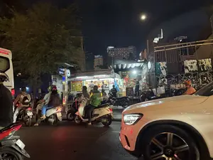 CHUYÊN CUNG CẤP CÁC LOẠI GIÒ CHẢ, BÁNH CHƯNG, BÁNH GIÒ。A.TOÀN。BÁNH MÌ - BÁNH GIÒ。92 Nam Kỳ Khởi Nghĩa。68 57 28。Bánh Mì Cát。Bánh Mì Q。Bá Giò。Bánh Chưng。Bánh Dây。Cà Phê - Nước Ép。Rau Má - Nước Mía...。Cà phê đá 20.000。Cà phê sữa 25.000。Bạc xỉu 25.000。Ga Bến Thành。Nhà hát Thành phố。TOILET CÔNG CỘNG。Này sử dụng chung tay cuộc cách mạng vì sức khỏe niềm tự hào。Grab。59-PA 134.36。59-D2 890.36。59-L2 086.93。（日本語訳）。各種ベトナム風ハム・ソーセージ、バインチュン、バインゾー専門。A.トアン。バインミー - バインゾー。ナムキーコイギア通り92番地。68 57 28。バインミー・カット。バインミーQ。バインゾー。バインチュン。バインヤイ。コーヒー - 生搾りジュース。ツボクサジュース - サトウキビジュース...。アイスコーヒー 20,000。ミルクコーヒー 25,000。バクシウ 25,000。ベンタイン駅。市民劇場。公衆トイレ。健康と誇りのための革命に、共に手を取り合いましょう。Grab。59-PA 134.36。59-D2 890.36。59-L2 086.93