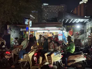 Hãy sử dụng nhà vệ sinh và cùng chung tay thay đổi nhận thức cuộc cách mạng Nhà Vệ Sinh vì sức khỏe, văn minh, niềm tự hào ng。CUNG CẤP CÁC LOẠI GIÒ CHẢ, BÁNH CHƯNG, BÁNH GIÒ。BÁNH MÌ - BÁNH GIÒ TOÀN。92 Nam Kỳ Khởi Nghĩa。0906 68 67 28。THỢ PHÁT。Cà phê đá 20.000。Cà phê sữa 25.000。Bạc xỉu 25.000。59-PA 134.36。59-D2。Bán。AN。（日本語訳）。トイレを使い、健康、文明、誇りのためのトイレ革命の意識を変えるために共に手を取り合いましょう。各種ゾーチャ、バインチュン、バインゾーを提供。バインミー - バインゾー・トアン。92 ナムキーコイギア通り。0906 68 67 28。トー・ファット。アイスコーヒー 20.000。ミルクコーヒー 25.000。バクシウ 25.000。59-PA 134.36。59-D2。販売。AN