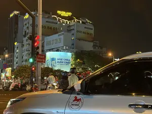 SILVERLAND BEN THANH。LIÊN HỆ QUẢNG CÁO。0931 80 84 85。0986 27 28 28。CHÚ Ý QUAN SÁT ĐÈN TÍN HIỆU GIAO THÔNG。BIA SAIGON。NHẸ CHILL ĐẬM CHẤT。LỌC LẠNH SÂU -2°C。SACO GROUP。THƯƠNG MẠI DỊCH VỤ VẬN TẢI ĐÔ THÀNH。ĐC: 233/3 ĐẶNG THÙY TRÂM, P.13, Q. BÌNH THẠNH, TP.HCM。（日本語訳）。シルバーランド・ベンタイン。広告のお問い合わせ。0931 80 84 85。0986 27 28 28。交通信号を注意して観察してください。サイゴンビール。軽いチル感、濃い味わい。-2℃の深層冷却濾過。SACOグループ。ドー・タイン商業サービス運輸。住所：ホーチミン市、ビンタイン区、13坊、ダン・トゥイ・チャム通り、233/3