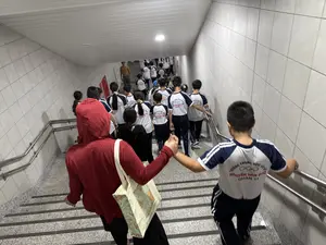 Trường Tiểu học Trần Quốc Toản, Quận 5（チャン・クオック・トアン小学校、5区の生徒たち）