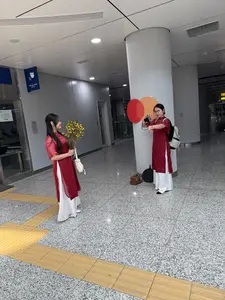 Liên lạc nội bộ。QUẦY HƯỚNG DẪN THÔNG TIN TUYẾN METRO SỐ 1。BẾN THÀNH - SUỐI TIÊN。Để được hỗ trợ, vui lòng quét mã QR。Sảnh tầng trệt。（日本語訳）。内部連絡。メトロ1号線案内カウンター。ベンタイン - スオイティエン。サポートが必要な場合は、QRコードをスキャンしてください。1階ホール