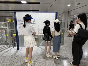 Sơ đồ tuyến đường sắt đô thị thành phố Hồ Chí Minh。Tầng mặt đất。Tầng trên 1。Tầng hầm 1。Tầng hầm 2。Cảnh báo。Thang máy。Thang cuốn。Thang bộ。Phòng y tế。Nhà vệ sinh。Máy bán vé。Quầy vé。CHÚ DẪN。L1 Tuyến 1。L2 Tuyến 2。L3A Tuyến 3A。L3B Tuyến 3B。L4 Tuyến 4。L5 Tuyến 5。L6 Tuyến 6。T Tuyến Tramway。M1 Tuyến Monorail 1。M2 Tuyến Monorail 2。Tàu điện đi Thủ Dầu Một。Tàu điện đi Biên Hòa。Tàu điện đi Long Thành。Tàu điện đi Cần Giuộc。CẤM CHUNG。CẤM HÚT THUỐC。Bến xe Suối Tiên。Đại học Quốc gia。Khu Công nghệ cao。Thủ Đức。Bình Thái。Phước Long。Rạch Chiếc。An Phú。Thảo Điền。Tân Cảng。Văn Thánh。Ba Son。Nhà hát Thành phố。Bến Thành。Thanh Xuân。Ngã 4 Ga。An Lạc。Lam Sơn。Ngã 6 Gò Vấp。CV Hoàng Văn Thụ。Lăng Cha Cả。Ga Hòa Hưng。Tao Đàn。Hàm Nghi。Tôn Đức Thắng。Hiệp Bình Phước。Hiệp Bình。Linh Đông。Đầm Sen。Hòa Bình。Tân Phú。Âu Cơ。Bà Quẹo。Tân Thới Nhất。Tham Lương。Bến xe An Sương。Chợ Cầu。Công viên phần mềm Quang Trung。Tân Thới Hiệp。（日本語訳）。ホーチミン市都市鉄道路線図。地上階。1階。地下1階。地下2階。警告。エレベーター。エスカレーター。階段。医務室。トイレ。券売機。チケットカウンター。凡例。L1 1号線。L2 2号線。L3A 3A号線。L3B 3B号線。L4 4号線。L5 5号線。L6 6号線。T トラムウェイ線。M1 モノレール1号線。M2 モノレール2号線。トゥーザウモット行き電車。ビエンホア行き電車。ロンタイン行き電車。カンジュオック行き電車。一般禁止事項。禁煙。スイティエンバスターミナル。国家大学。ハイテクパーク。トゥードゥック。ビンタイ。フオックロン。ラックチエック。アンフー。タオディエン。タンカン。ヴァンタイン。バーソン。市民劇場。ベンタイン。タインスアン。ガー四叉路。アンラック。ラムソン。ゴーヴァップ六叉路。ホアン・ヴァン・トゥ公園。ラン・チャー・カー。ホアフン駅。タオダン。ハムギー。トンドゥックタン。ヒエップビンフオック。ヒエップビン。リンドン。ダムセン。ホアビン。タンフー。アウコー。バクエオ。タン・トイ・ニャット。タムルオン。アンスオンバスターミナル。カウ市場。クアンチュンソフトウェアパーク。タン・トイ・ヒエップ