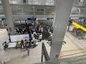 Bến Thành。Thành Phố。Lối ra。đi Bến Xe Suối Tiên。XE 7。Nhà hát Thành phố。Ba Son。Văn Thánh。Tân Cảng。Thảo Điền。An Phú。Rạch Chiếc。Phước Long。Bình Thái。Thủ Đức。Khu Công nghệ cao。Suối Tiên。（日本語訳）。ベンタイン。市。出口。スイティエンバスターミナル行き。7号車。市民劇場。バソン。ヴァンタイン。タンカン。タオディエン。アンフー。ラックチエック。フオックロン。ビンタイ。トゥードゥック。ハイテクパーク。スイティエン