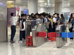 Đi Metro với thẻ Chỉ cần 1 chạm, trạm nào cũng qua Thẻ có sẵn Mở và đi ngay trong 1 giây。ỌC CƠ SỞ PHÚ GIA HÂN MÁY BÁN HÀNG TỰ ĐỘNG LẤY SẢN PHẨM TẠI Ô NÀY。（日本語訳）。カードでメトロへ ワンタッチで、どの駅も通過 カードは利用可能 1秒で開いてすぐに出発。ỌCフー・ザー・ハン施設 自動販売機 この取り出し口で商品をお受け取りください