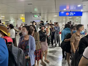 Cấm ra。（日本語訳）。外出禁止