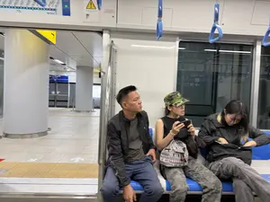 Bến Thành。Nhà hát Thành phố。Ba Son。Văn Thánh。Tân Cảng。Thảo Điền。An Phú。Rạch Chiếc。Phước Long。Bình Thái。Thủ Đức。Khu Công nghệ cao。Suối Tiên。Tay nắm khẩn cấp。（日本語訳）。ベンタイン。市民劇場。バソン。ヴァンタイン。タンカン。タオディエン。アンフー。ラックチエック。フオックロン。ビンタイ。トゥードゥック。ハイテクパーク。スイティエン。非常用ハンドル