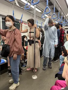 Búa và Đèn pin。Chỉ dùng trong trường hợp khẩn cấp。（日本語訳）。ハンマーと懐中電灯。緊急時のみ使用