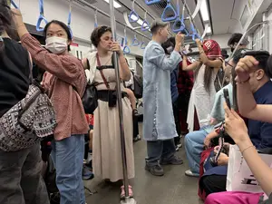 Cửa sẽ Đóng khi đèn đỏ sáng。（日本語訳）。赤ランプ点灯時、ドアが閉まります。