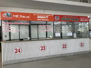 Quầy vé xe Phương Trang tại Bến xe Miền Đông mới (バス会社フンチャンのチケットカウンター / 新ミエンドン・バスターミナル)