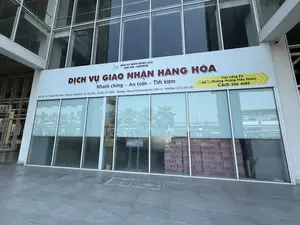 DỊCH VỤ GIAO NHẬN HÀNG HÓA / CÔNG TY CP TIẾP VẬN QUỐC TẾ FPT（貨物輸送・受け渡しサービス / FPT国際物流株式会社の看板）