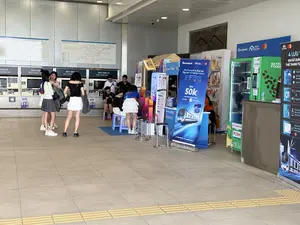 MÁY BÁN VÉ. Sơ đồ tuyến đường sắt đô thị thành phố Hồ Chí Minh. Sacombank. HCMC METRO. Tiên Phong kết nối thanh toán. Dẫn hành Trải Nghiệm Metro. TẶNG 50K Khi mở thẻ Metro Pass qua App & Tại quầy. 1800 5858 88. sacombank.com.vn. Tap & Go)). HƯỚNG DẪN. ViaGo. SATRA FOODS. EVEND. 1900 3101. HỘC NHẬN HÀNG. PUSH. 4 LƯU Ý KHI SỬ DỤNG THẺ THANH TOÁN. Tạp thẻ vào Màn hình báo thành công Cổng mở. Lượt tạp thẻ = 01 Người đi. Trẻ em/người lớn liên hệ nhân viên và dùng QR. Các loại thẻ được chấp nhận thanh toán.。（日本語訳）。券売機。ホーチミン市都市鉄道路線図。サコムバンク。HCMCメトロ。決済接続のパイオニア。メトロ体験の案内。アプリ＆カウンターでメトロパスカードを開設すると50Kをプレゼント。1800 5858 88。sacombank.com.vn。タップ＆ゴー))。ご案内。ViaGo。SATRA FOODS。EVEND。1900 3101。商品受取口。押す。決済カードご利用時の4つの注意点。カードをタップすると、画面に成功と表示され、ゲートが開きます。カードタップ1回＝1名様。お子様/大人の方は駅員に連絡し、QRをご利用ください。ご利用可能な決済カード。