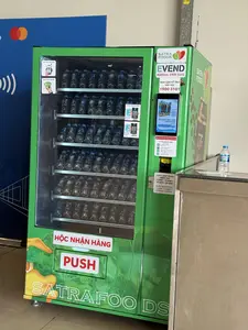 QUÉT MÃ THANH TOÁN。THANH TOÁN TIỀN MẶT。SATRA FOODS。EVEND。Hotline: 1900 3101。BẠN CẦN HỖ TRỢ HÃY GỌI。1900 3101。TẢI APP ĐỂ NHẬN VOUCHER。THU NHẬP BỀN VỮNG CÙNG EVEND CHỈ TỪ 2.500.000/MÁY。MÁY CÓ THỐI TIỀN MỆNH GIÁ 10.000。HƯỚNG DẪN SỬ DỤNG。1. CHỌN SẢN PHẨM。2. CHỌN THANH TOÁN。3. ĐƯA TIỀN VÀO HOẶC QUÉT MÃ THANH TOÁN。4. NHẬN SẢN PHẨM。LƯU Ý: MÁY NHẬN MỆNH GIÁ。5.000Đ / 10.000Đ / 20.000Đ / 50.000Đ。HỘC NHẬN HÀNG。SATRAFOODS。laVie。（日本語訳）。支払いコードをスキャン。現金で支払い。SATRA FOODS。EVEND。ホットライン: 1900 3101。サポートが必要な場合はお電話ください。1900 3101。アプリをダウンロードしてクーポンをゲット。EVENDで安定した収入を 1台あたり2,500,000ドンから。この機械は10,000ドン紙幣でお釣りを返せます。ご利用方法。1. 商品を選択。2. 支払い方法を選択。3. お金を入れるか、支払いコードをスキャン。4. 商品を受け取る。注意：機械が受け入れる紙幣。5,000ドン / 10,000ドン / 20,000ドン / 50,000ドン。商品受取口。SATRAFOODS。laVie