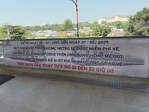 HCMC METRO。KỂ TỪ NGÀY 02 / 01 / 2025 ĐẾN NGÀY 20 / 01 / 2025。QUÝ KHÁCH ĐI TUYẾN HCMC METRO SẼ ĐƯỢC MIỄN PHÍ VÉ,。VUI LÒNG SỬ DỤNG QR CODE TRÊN ỨNG DỤNG HCMC METRO。HOẶC THẺ MASTERCARD ĐỂ QUÉT KHI RA VÀO CỔNG SOÁT VÉ.。THỜI GIAN TÀU CHẠY TỪ 5 GIỜ 00 ĐẾN 22 GIỜ 00。（日本語訳）。ホーチミンメトロ。2025年01月02日から2025年01月20日まで。ホーチミンメトロ線をご利用のお客様は運賃が無料になります。ホーチミンメトロアプリのQRコード、またはMastercardを自動改札機の出入りの際にスキャンしてご利用ください。列車の運行時間は5時00分から22時00分までです。