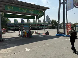 LỐI RA. LƯU Ý: XE DỪNG TRONG BÃI TRÊN 15 PHÚT SẼ THU PHÍ. GIÁ VÉ XE Ô TÔ. XE 04 ĐẾN 10 CHỖ: 15.000 Đ. TRÊN 12 CHỖ: 20.000 Đ. LỐI VÀO. CHÚC QUÝ KHÁCH MỘT CHUYẾN THAM QUAN VUI VẺ。. BÃI XE SỐ 2. BIỂN TIÊN ĐỒNG NGỌC NỮ. VR GAME VŨ TRỤ HUYỀN BÍ. SUỐI TIÊN FARM. VƯƠNG QUỐC CÁ SẤU. ẨM THỰC SUỐI TIÊN. SUỐI TIÊN HÀNH TRÌNH 30 NĂM - ĐỔI MỚI DIỆN MẠO - BÙNG NỔ TRẢI NGHIỆM DIỆU KỲ. BÃI GIỮ XE SỐ 2 SUỐI TIÊN. BẢNG GIÁ. XE: 4-10 CHỖ 15.000 Đ. XE: 12-30 CHỖ: 20.000Đ. XE RA MỚI THU TIỀN. LỐI VÀO CHO Ô TÔ. GIỮ KHOẢNG CÁCH 2 MÉT. SUỐI TIÊN FARM FESTIVAL 2024. LỄ HỘI CÂY TRÁI NAM BỘ LẦN THỨ 20. LỐI VÀO BÃI XE GẮN MÁY. KHU PHỨC HỢP GIẢI TRÍ & MUA SẮM TRÌNH DIỄN HIỆN ĐẠI. NHẤT THẾ GIỚI.。（日本語訳）。出口。注意：駐車場に15分以上停車した場合は料金を徴収します。自動車料金。4席から10席の車：15,000ドン。12席以上：20,000ドン。入口。皆様が楽しい観光をされますようお祈り申し上げます。第2駐車場。ティエンドン・ゴックヌーの海。VRゲーム 神秘の宇宙。スイティエン・ファーム。ワニ王国。スイティエンのグルメ。スイティエン 30年の歩み - 新たな姿へ - 素晴らしい体験の爆発。スイティエン第2駐車場。料金表。車：4-10席 15,000ドン。車：12-30席：20,000ドン。出庫時に料金を徴収します。自動車用入口。2メートルの距離を保ってください。スイティエン・ファーム・フェスティバル2024。第20回南部果物祭り。バイク駐車場入口。現代的なエンターテイメント＆ショッピング複合施設。世界一。