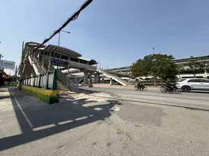 Đại Học Quốc Gia。LỐP XE CAO CẤP。（日本語訳）。国家大学。高級タイヤ