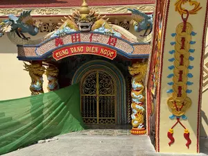 CUNG VÀNG ĐIỆN NGỌC。（日本語訳）。金の宮殿、玉の殿堂