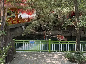 CẤM XUỐNG SUỐI。NO。（日本語訳）。沢に下りるな。ダメ。