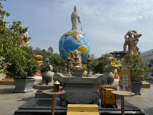 QĐ. HOÀNG SA。QĐ. TRƯỜNG SA。BIỂN ĐÔNG。ĐỘ。DƯƠNG。DU LỊCH VĂN HÓA SUỐI TIÊN。QUẢNG TRƯỜNG PHẬT ĐỊA MẪU。Hữu duyên được gặp mặt。Mời bạn quét mã để khám phá công trình này。QR Tiếng Việt。（日本語訳）。ホアンサ諸島。チュオンサ諸島。南シナ海。度。洋。スイティエン文化観光。仏地母広場。ご縁があって、お会いできました。この建築物を探索するには、コードをスキャンしてください。ベトナム語QR