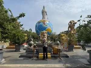 VIỆT NAM。QĐ. HOÀNG SA。QĐ. TRƯỜNG SA。ĐỘ。DƯƠNG。QUẢNG TRƯỜNG PHẬT ĐỊA MẪU。Hữu duyên được gặp mặt。Mời bạn quét mã để khám phá công trình này。0909 636 787 - 0904 347 707。butterland.vn。（日本語訳）。ベトナム。ホアンサ諸島。チュオンサ諸島。度。洋。仏地母広場。ご縁がありお会いできました。この建築物を探索するために、コードをスキャンしてください。0909 636 787 - 0904 347 707。butterland.vn