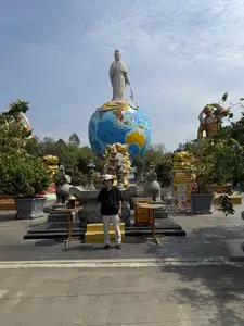 KHU DU LỊCH VĂN HÓA SUỐI TIÊN。QUẢNG TRƯỜNG PHẬT ĐỊA MẪU。Hãy chia sẻ khoảnh khắc đẹp này。www.suoitien.com。1900 636 787 - 0914 347 987。HOÀNG SA。TRƯỜNG SA。BIỂN ĐÔNG。ẤN ĐỘ DƯƠNG。（日本語訳）。スイティエン文化観光地区。仏地母広場。この美しい瞬間をシェアしてください。www.suoitien.com。1900 636 787 - 0914 347 987。西沙諸島。南沙諸島。南シナ海。インド洋