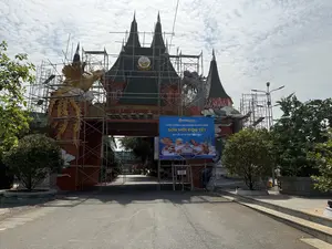 PHÚ LỊCH SUỐI TIÊN。THIÊN LONG PHƯỢNG HOÀNG MÔN。KHU DU LỊCH VĂN HÓA SUỐI TIÊN。CỔNG THIÊN LONG PHỤNG HOÀNG MÔN。SƠN MỚI ĐÓN TẾT。XIN LỖI VÌ SỰ BẤT TIỆN NÀY。CHẠY CHẬM 15KM/H。VUI LÒNG。KHÔNG BÓP CÒI。（日本語訳）。フーリック・スイティエン。天龍鳳凰門。スイティエン文化観光公園。天龍鳳凰門。テト（旧正月）を迎えるための塗装工事。ご不便をおかけして申し訳ございません。時速15kmで徐行。お願い。クラクションを鳴らさないでください