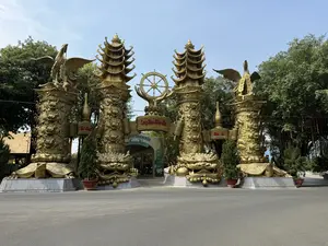 Long Hoa Thiên Bảo。Tài Lộc。Thiên Ân。CỬA THIÊN BẢO。CỬU HÀNH THÁNH MẪU NƯƠNG NƯƠNG。Hữu Đức Phúc Tự Lai。（日本語訳）。龍華天宝。財禄。天恩。天宝門。九行聖母娘娘。徳有れば福自ずから来たる