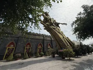 LÂU ĐÀI PHÁP THUẬT。CƯỠI NGỰA SẮT。TRE VÀNG。DỰNG CỜ。CỨU AN NAM。RẠNG DANH。ĐỨC THÁNH Gióng。PHÙ ĐỔNG THIÊN VƯƠNG。（日本語訳）。魔法の城。鉄の馬に乗る。金色の竹。旗を掲げる。安南を救う。名を馳せる。聖ジョーン。扶董天王