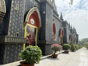 Đại Cung Điện Kỳ Diệu Sơn Tiên（ソンティエン・アメージングワールドの奇跡の大宮殿）